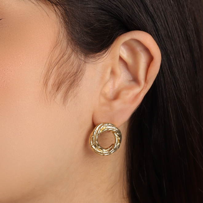 BR-02232 BRINCO BANHADO A OURO 18K EM CIRCULO E TEXTURA ENTRELAÇADA.