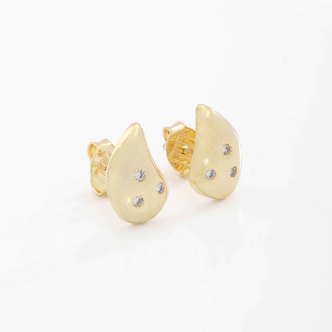BR-02246 BRINCO BANHADO A OURO 18K EM FORMATO DE GOTA COM DETALHES CRAVEJADOS EM ZIRCÔNIAS