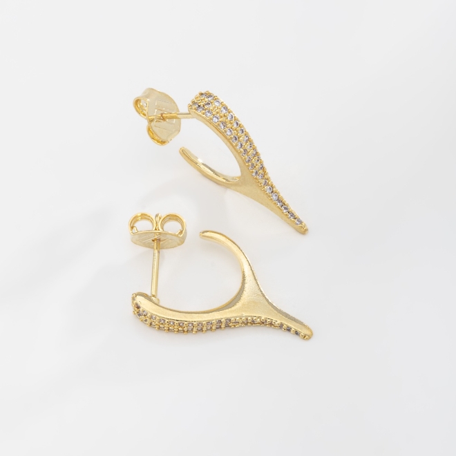 BR-02252 BRINCO BANHADO A OURO 18K COM DESIGN ORGÂNICO CURVADO E DETALHES CRAVEJADOS EM ZIRCÔNIAS