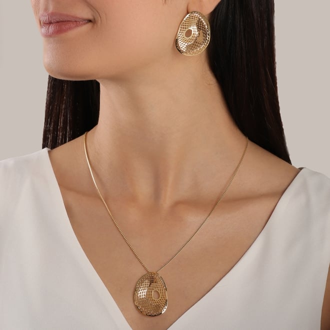 BR-02263 BRINCO BANHADO A OURO 18K COM DESIGN ORGÂNICO VAZADO