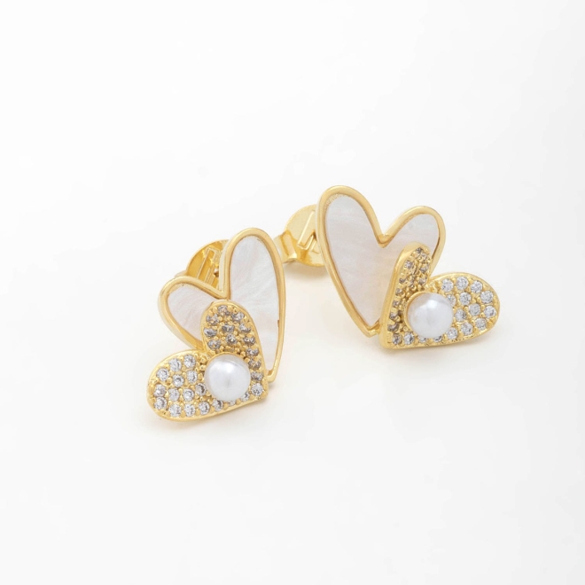 BR-02399 BRINCO BANHADO A OURO 18K COM DESIGN DE CORAÇÕES SOBREPOSTOS.