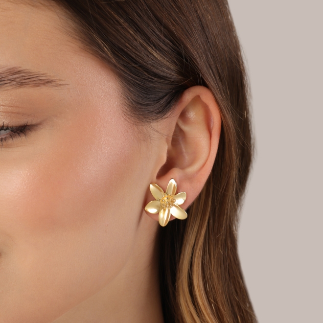 BR-02616 BRINCO BANHADO A OURO 18K COM DESIGN EM FORMATO DE FLOR