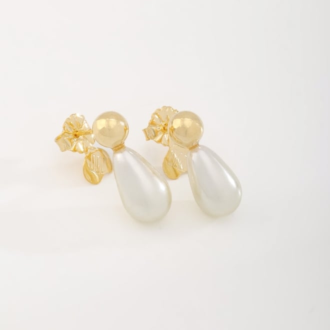 BR-02664 BRINCO BANHADO A OURO 18K COM PÉROLA EM FORMATO DE GOTA E DETALHE EM ESFERA