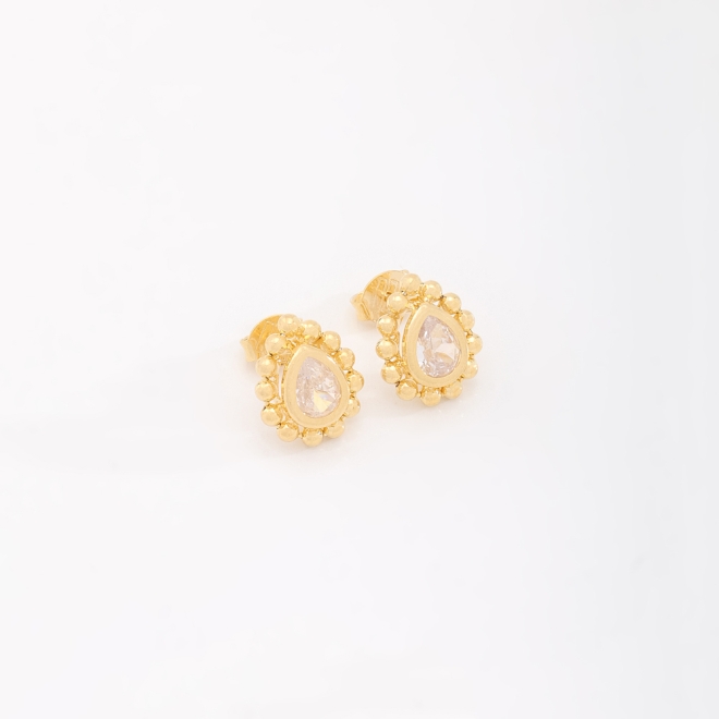 BR-02759 BRINCO BANHADO A OURO 18K COM PEDRA EM FORMATO DE GOTA E DETALHES EM ESFERAS