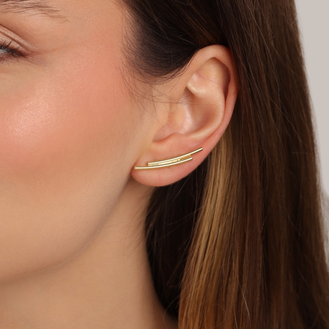 BR-02767 BRINCO BANHADO A OURO 18K COM DESIGN CURVO E DETALHE EM HASTES