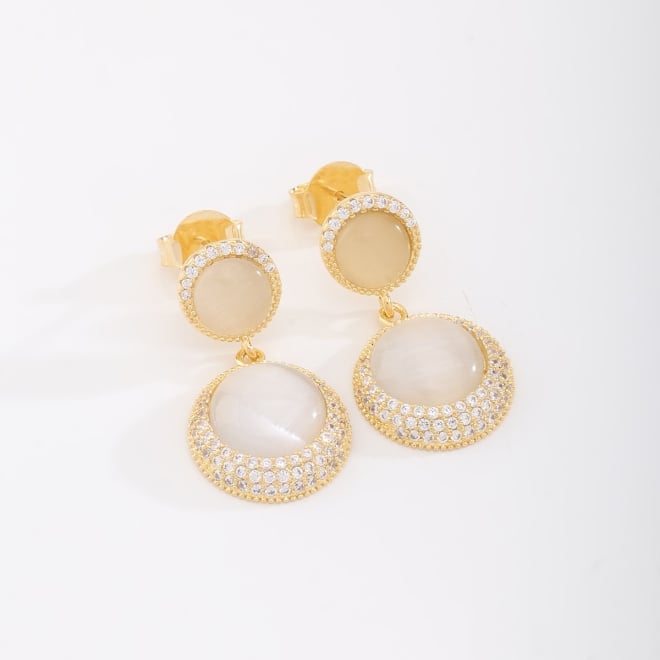 BR-02808 BRINCO BANHADO A OURO 18K COM PEDRA PEROLADA E DETALHES CRAVEJADOS