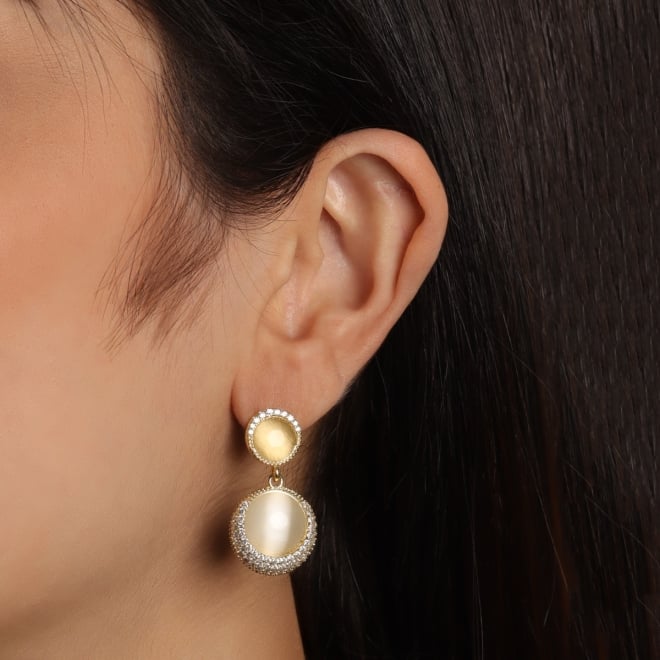 BR-02808 BRINCO BANHADO A OURO 18K COM PEDRA PEROLADA E DETALHES CRAVEJADOS