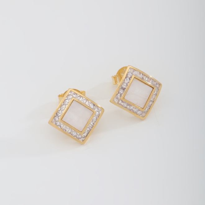 BR-02826-BRINCO BANHADO A OURO 18K COM DESIGN GEOMÉTRICO QUADRADO COM ZIRCONIA