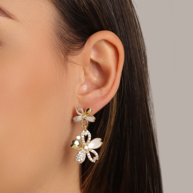 BR-02868-BRINCO DE FLOR DETALHES EM MADREPÉROLA E ZIRCÔNIAS