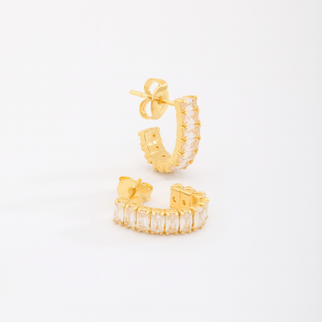 BR-02871 BRINCO BANHADO A OURO 18K EM FORMATO DE ARGOLA COM ZIRCONIAS EM CORTE BAGUETE