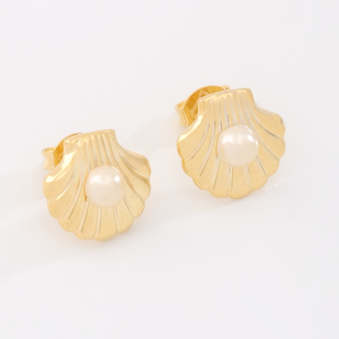 BR-03025 BRINCO BANHADO A OURO 18K COM DESIGN EM FORMATO DE CONCHA E PÉROLA