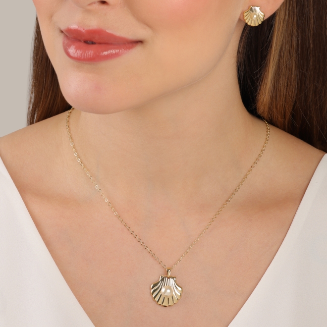 BR-03025 BRINCO BANHADO A OURO 18K COM DESIGN EM FORMATO DE CONCHA E PÉROLA