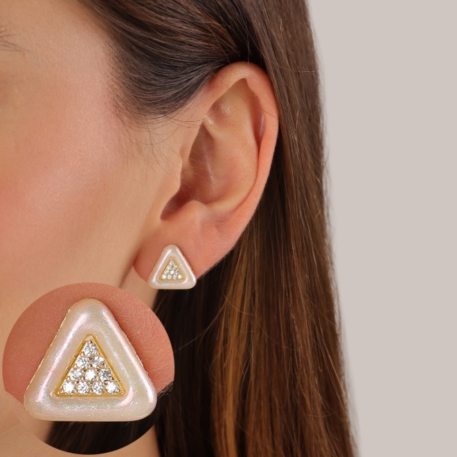 BR-03037 BRINCO BANHADO A OURO 18K COM DESIGN TRIANGULAR