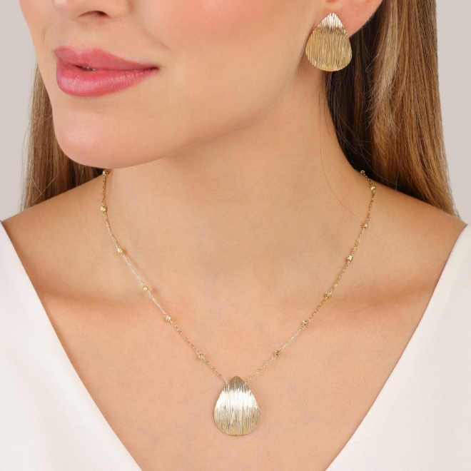 GR-02285 COLAR BANHADO A OURO 18K COM PINGENTE TEXTURIZADO EM FORMATO ORGÂNICO E DETALHES EM ESFERAS