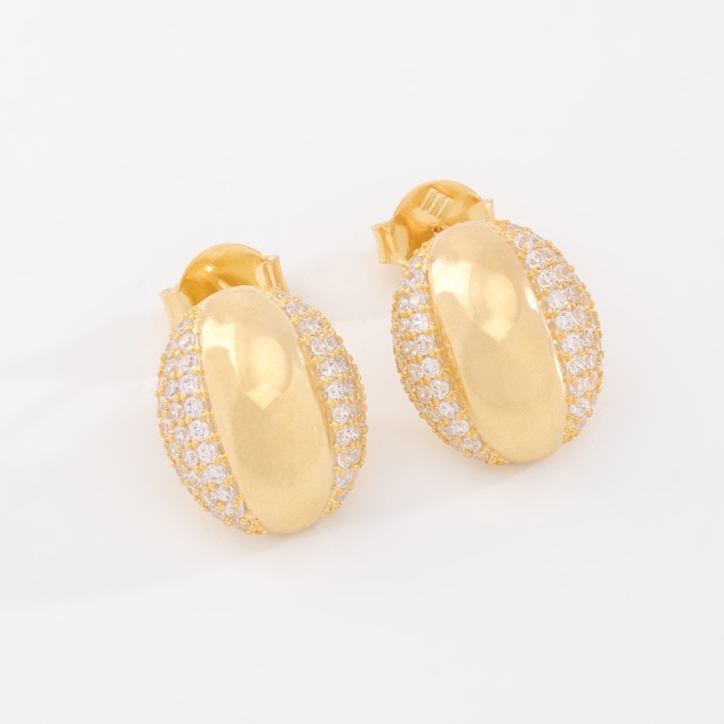 BR-03075 BRINCO BANHADO A OURO 18K COM DESIGN OVAL E DETALHES LATERAIS EM ZIRCÔNIAS