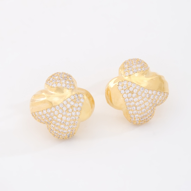 BR-03084 BRINCO BANHADO A OURO 18K COM DESIGN ORGÂNICO EM FORMATO FLORAL ABSTRATO