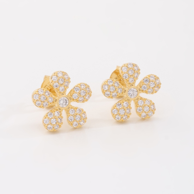 BR-03085 BRINCO BANHADO A OURO 18K EM FORMATO FLORAL COM PÉTALAS EM ZIRCÔNIAS E DETALHE CENTRAL EM PEDRA LAPIDADA