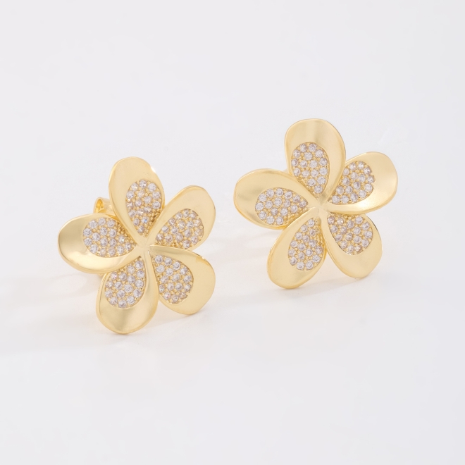 BR-03123 BRINCO BANHADO A OURO 18K DE FLOR COM PÉTALAS EM DETALHES DE ZIRCÔNIAS