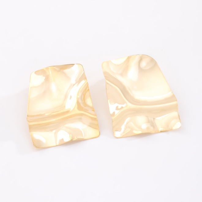 BR-03124 BRINCO BANHADO A OURO 18K COM DESIGN ORGÂNICO.