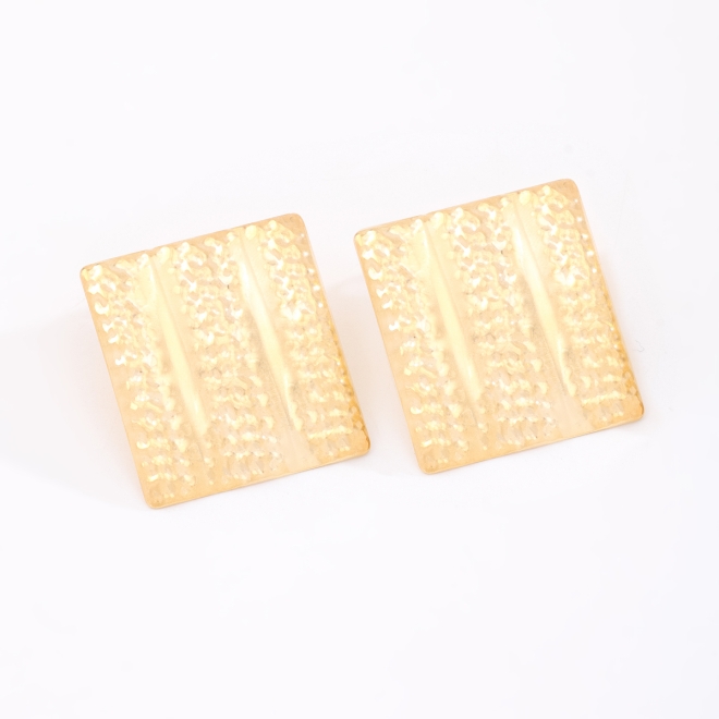 BR-03125 BRINCO BANHADO A OURO 18K COM DESIGN QUADRADO E TEXTURA MARTELADA.