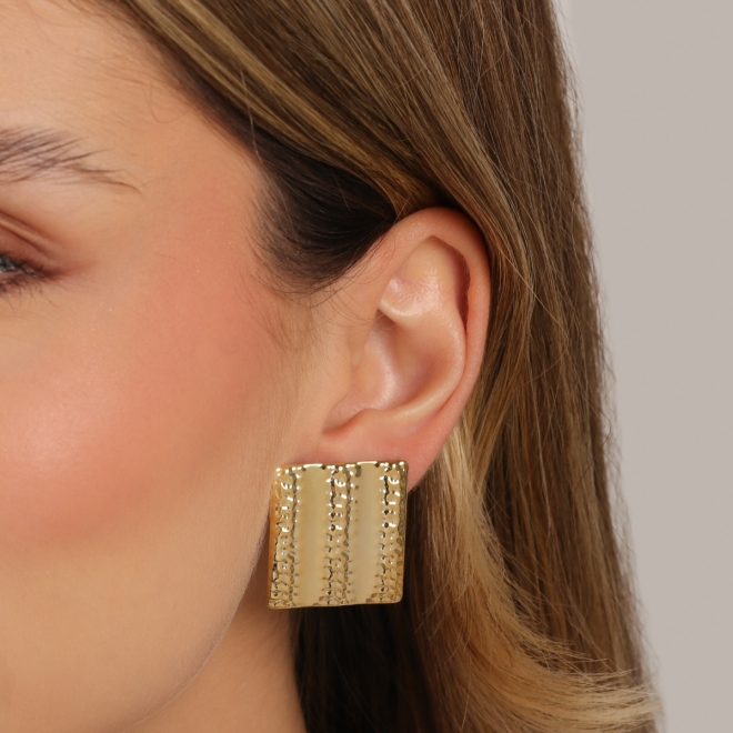 BR-03125 BRINCO BANHADO A OURO 18K COM DESIGN QUADRADO E TEXTURA MARTELADA.
