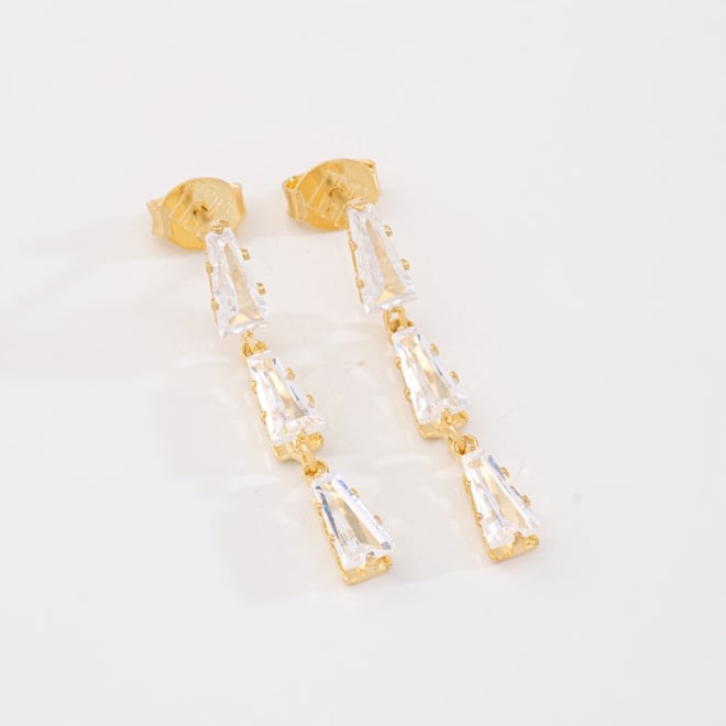 BR-03150-BRINCO BANHADO A OURO 18K COM DESIGN LONGO EM TRAPÉZIO DE  ZIRCÔNIAS BAGUETE
