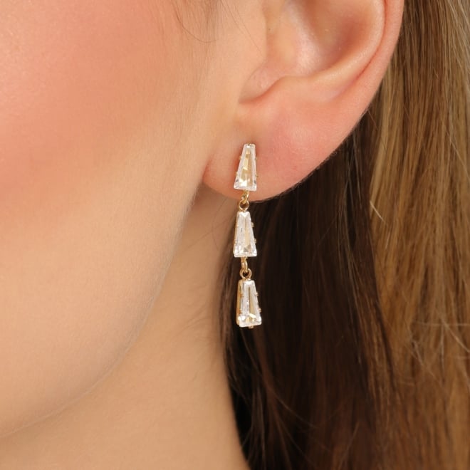 BR-03150-BRINCO BANHADO A OURO 18K COM DESIGN LONGO EM TRAPÉZIO DE  ZIRCÔNIAS BAGUETE