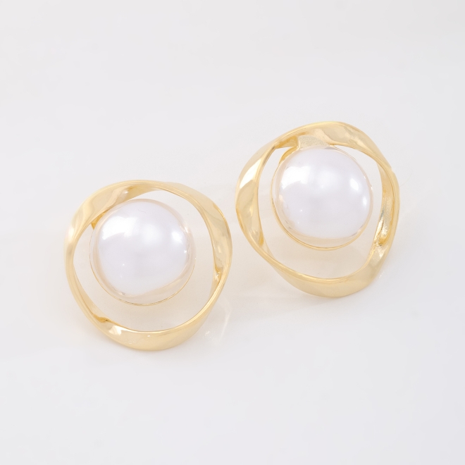 BR-03209 BRINCO COM PÉROLA SHELL E DESIGN ORGÂNICO VAZADO