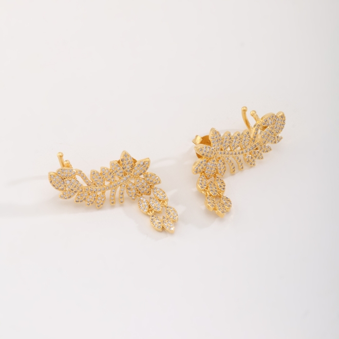 BX-0079 BRINCO BANHADO A OURO 18K EM EAR CUFF COM DESIGN ORGÂNICO EM FOLHAGENS CRAVEJADO