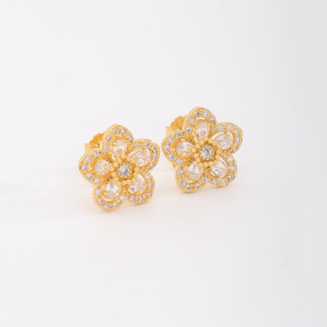 BX-0102 BRINCO BANHADO A OURO 18K DE FLOR COM DETALHES CRAVEJADOS EM ZIRCÔNIAS E PEDRAS