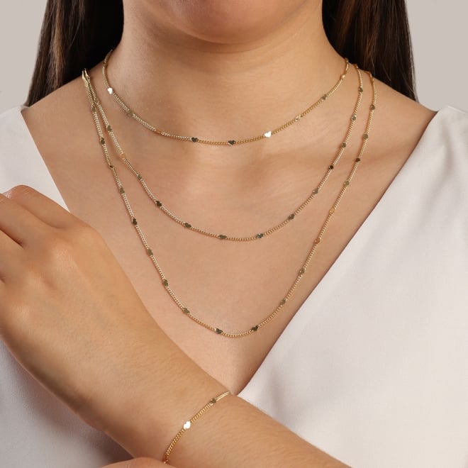 PU-00756 PULSEIRA BANHADA A OURO 18K COM CORRENTE DELICADA E PINGENTES EM FORMATO DE CORAÇÃO.