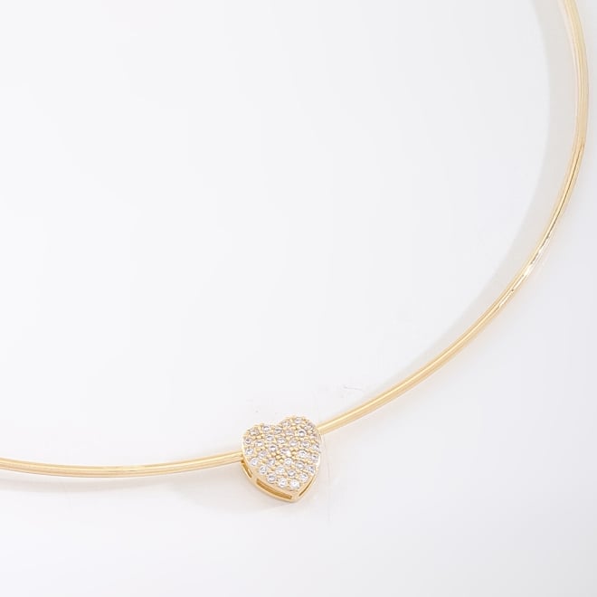 CH-0329 CHOKER COM DESIGN RÍGIDO E PINGENTE DE CORAÇÃO EM ZIRCÔNIAS