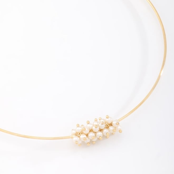 CH-0337 CHOKER DE ARO BANHADA A OURO 18K COM DETALHE CENTRAL EM PÉROLAS.