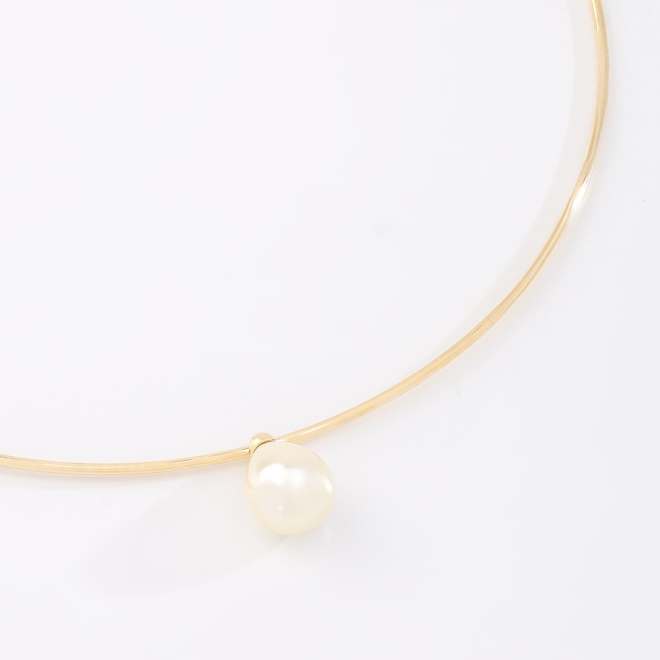 CH-0358 COLAR BANHADO A OURO 18K DE ARO RÍGIDO COM DETALHE EM PÉROLA.