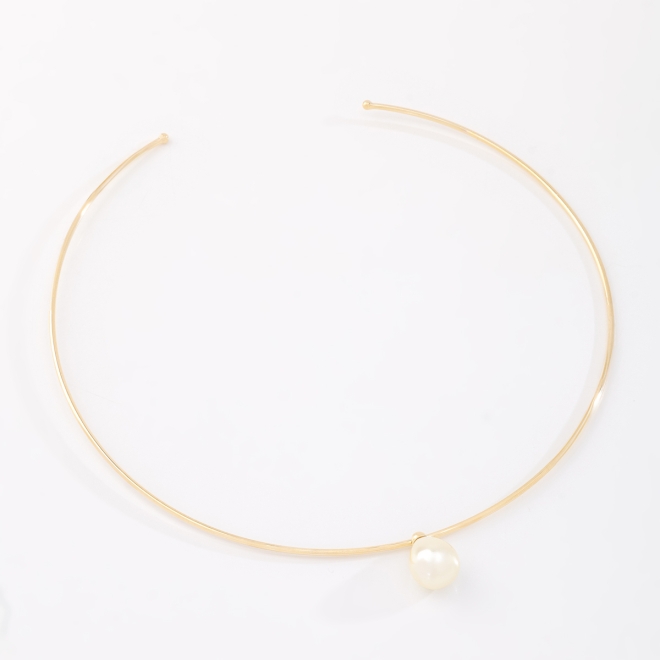 CH-0358 COLAR BANHADO A OURO 18K DE ARO RÍGIDO COM DETALHE EM PÉROLA.