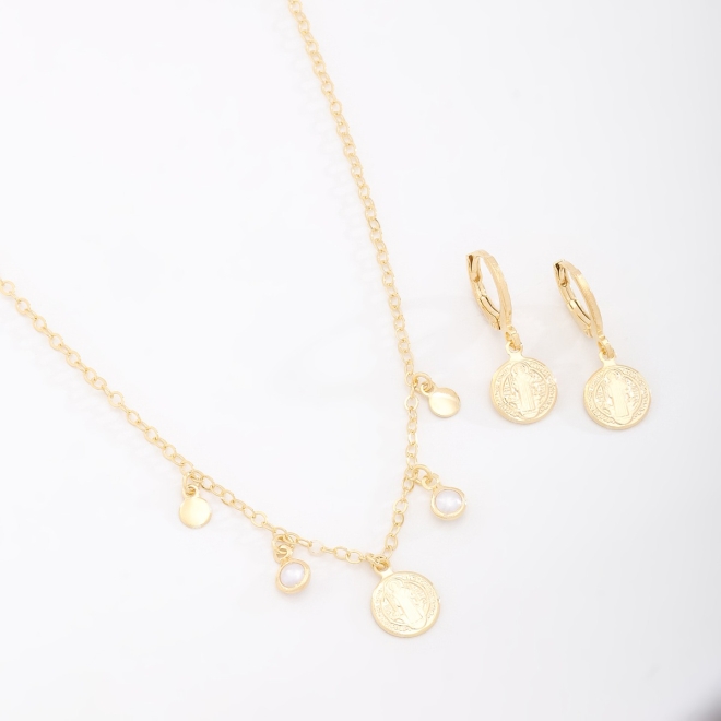 CI-00071 CONJUNTO INFANTIL COM DETALHES DE MEDALHINHAS RELIGIOSAS