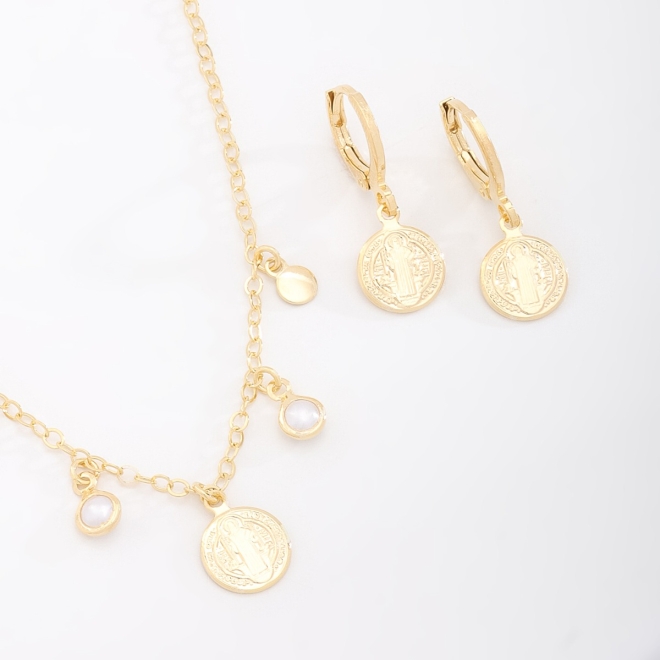 CI-00071 CONJUNTO INFANTIL COM DETALHES DE MEDALHINHAS RELIGIOSAS