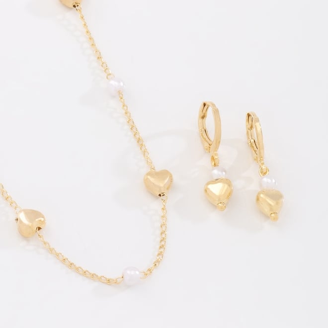 CI-00091 CONJUNTO INFANTIL BANHADO A OURO 18K COM DETALHES EM CORAÇÃO E PÉROLAS