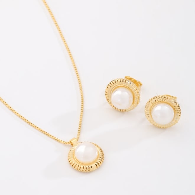 CJ-00109 CONJUNTO BANHADO A OURO 18K COM PÉROLA CENTRAL E ACABAMENTO TEXTURIZADO AO REDOR