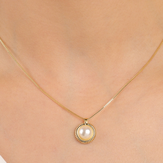 CJ-00109 CONJUNTO BANHADO A OURO 18K COM PÉROLA CENTRAL E ACABAMENTO TEXTURIZADO AO REDOR