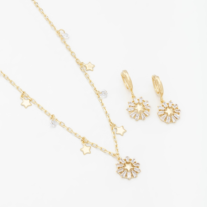 CJ-00137 CONJUNTO BANHADO A OURO 18K COM COLAR E BRINCOS COM PINGENTE EM FORMATO DE ESTRELA CRAVEJADA EM ZIRCÔNIAS.