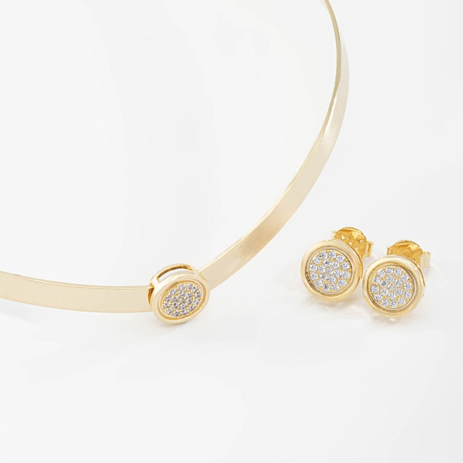 CJ-00215 CONJUNTO BANHADO A OURO 18K COM DESIGN RÍGIDO E DETALHE CENTRAL CRAVEJADO EM ZIRCÔNIAS