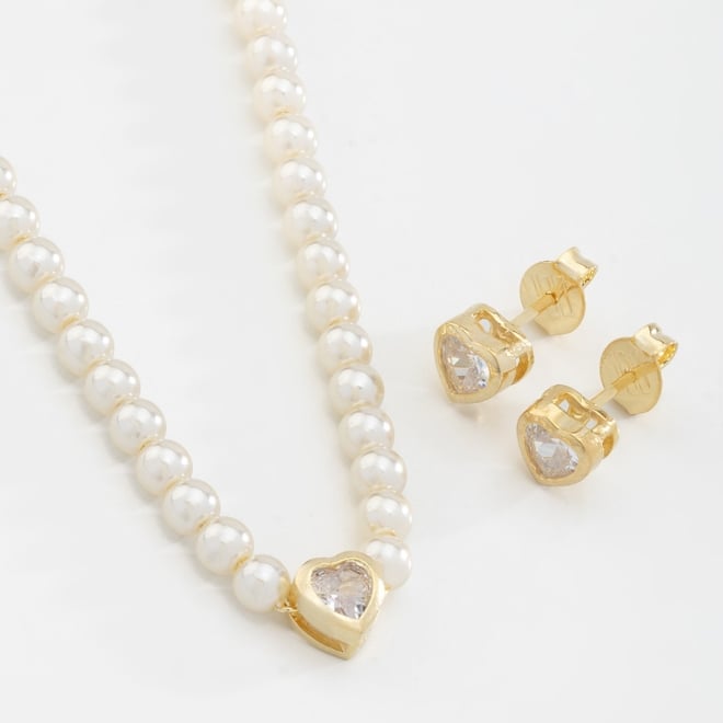 CJ-00245 CONJUNTO COM PÉROLAS E PINGENTE DE CORAÇÃO EM ZIRCÔNIA