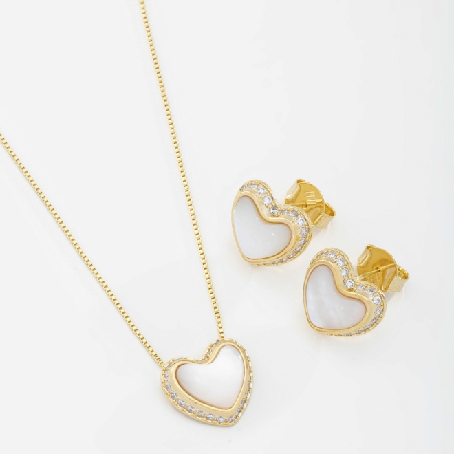CJ-00254 CONJUNTO BANHADO A OURO 18K COM PINGENTE E BRINCOS EM FORMATO DE CORAÇÃO