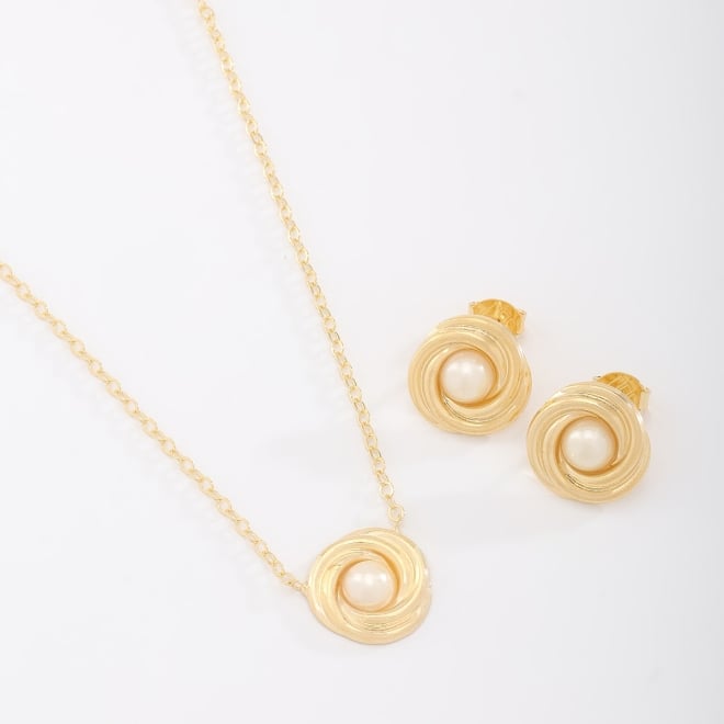 CJ-00337 CONJUNTO BANHADO A OURO 18K COM DESIGN CIRCULAR E DETALHE CENTRAL EM PÉROLA