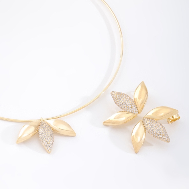 CJ-00343 CONJUNTO COM DESIGN DE FOLHAS E DETALHES EM ZIRCÔNIAS