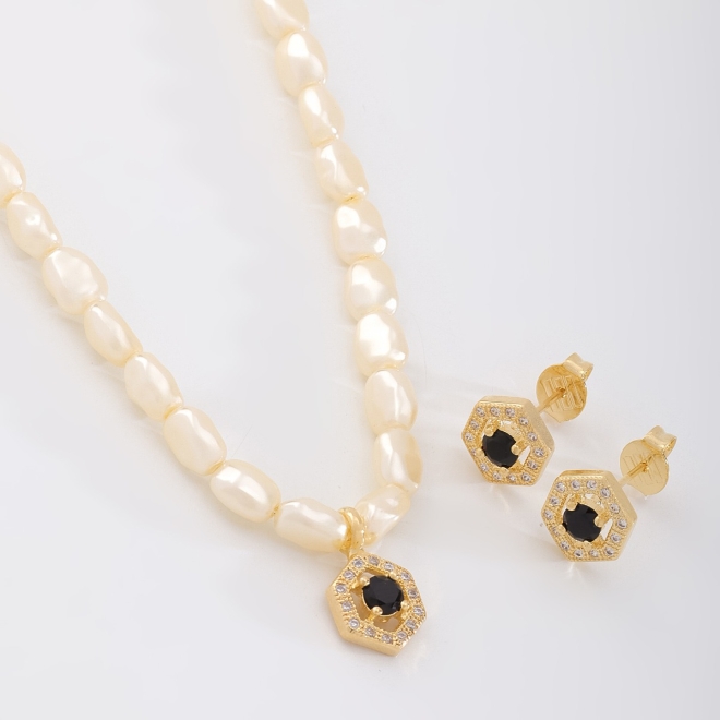 CJ-00350 CONJUNTO EM PÉROLAS E PINGENTES HEXAGONAIS EM ZIRCÔNIAS