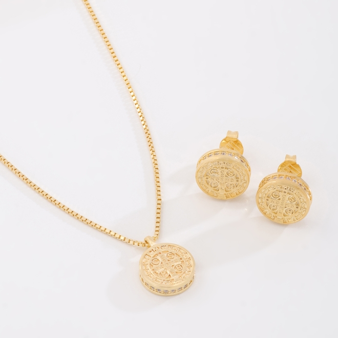 CJ-00398 -CONJUNTO BANHADO A OURO 18K COM PINGENTE E BRINCOS DE MEDALHA DE SÃO BENTO