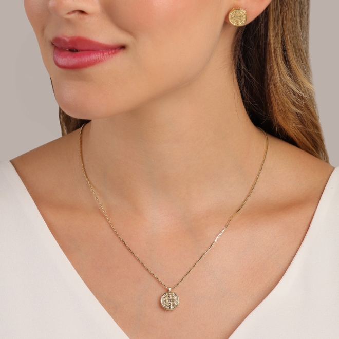 CJ-00398 -CONJUNTO BANHADO A OURO 18K COM PINGENTE E BRINCOS DE MEDALHA DE SÃO BENTO