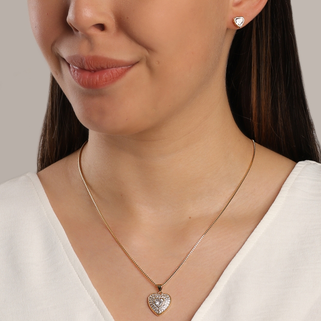 CJS-00037 CONJUNTO BANHADO A OURO 18K COM DESIGN ROMÂNTICO E SOFISTICADO,COLAR COM PINGENTE EM FORMATO DE CORAÇÃO, CRAVEJADO EM ZIRCÔNIAS CRISTAL E COM PEDRA CENTRAL EM FORMATO DE CORAÇÃO LAPIDADO.